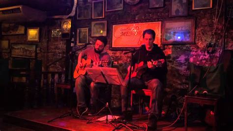 Crossroads - Un emozionante blues acustico che fonde melodie malinconiche con ritmi trascinanti