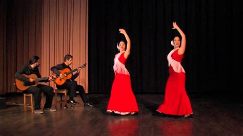  Entre Dos Aguas: Un Flamenco che Fluisce tra Emozione e Ritmo Inarrestabile